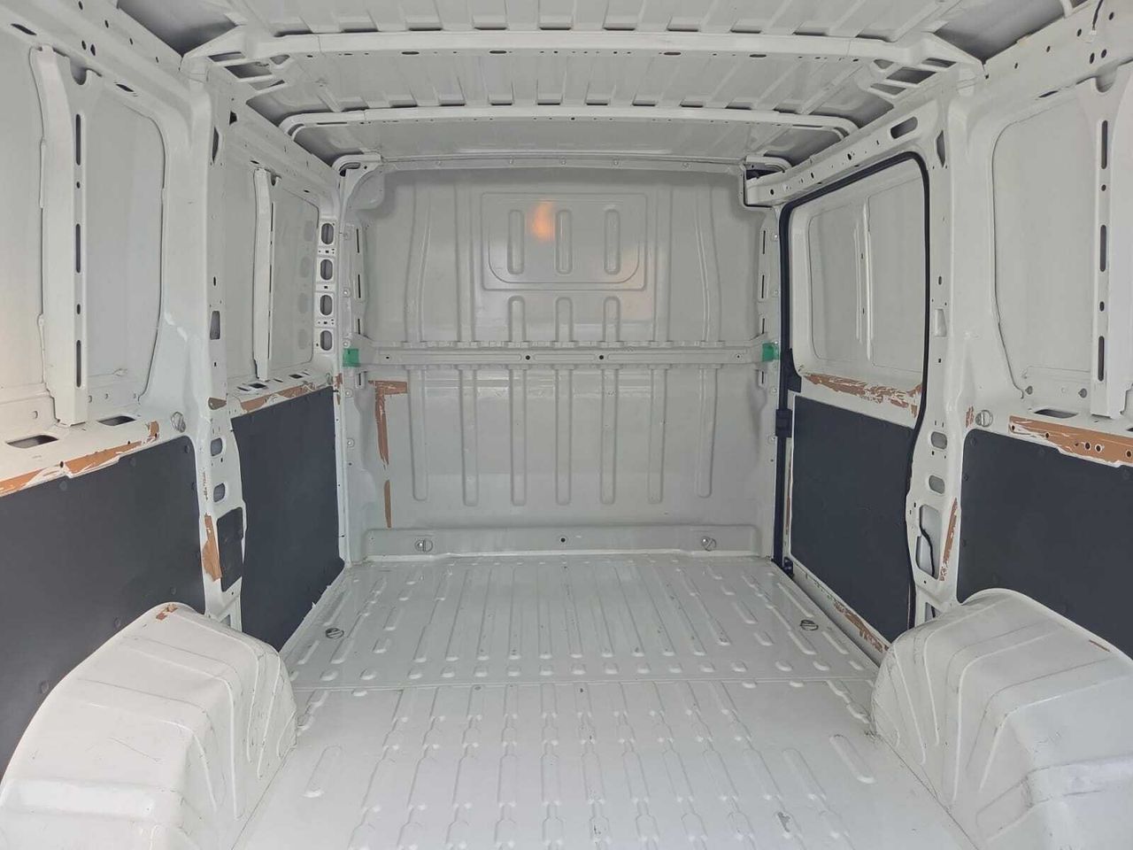 Peugeot Boxer FURGON PACK 330 L1 H1 BLUE HDI 120 CV  - Foto 2