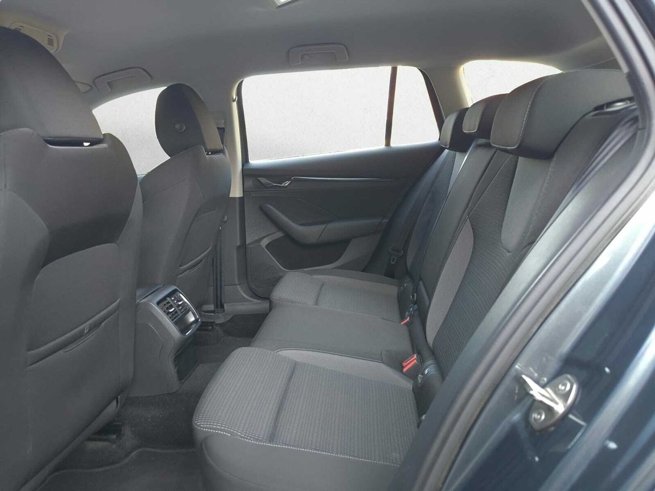 Skoda Octavia COMBI 2.0 TDI 150 CV DSG AMBITION + PACK BUSINESS  - Foto 2