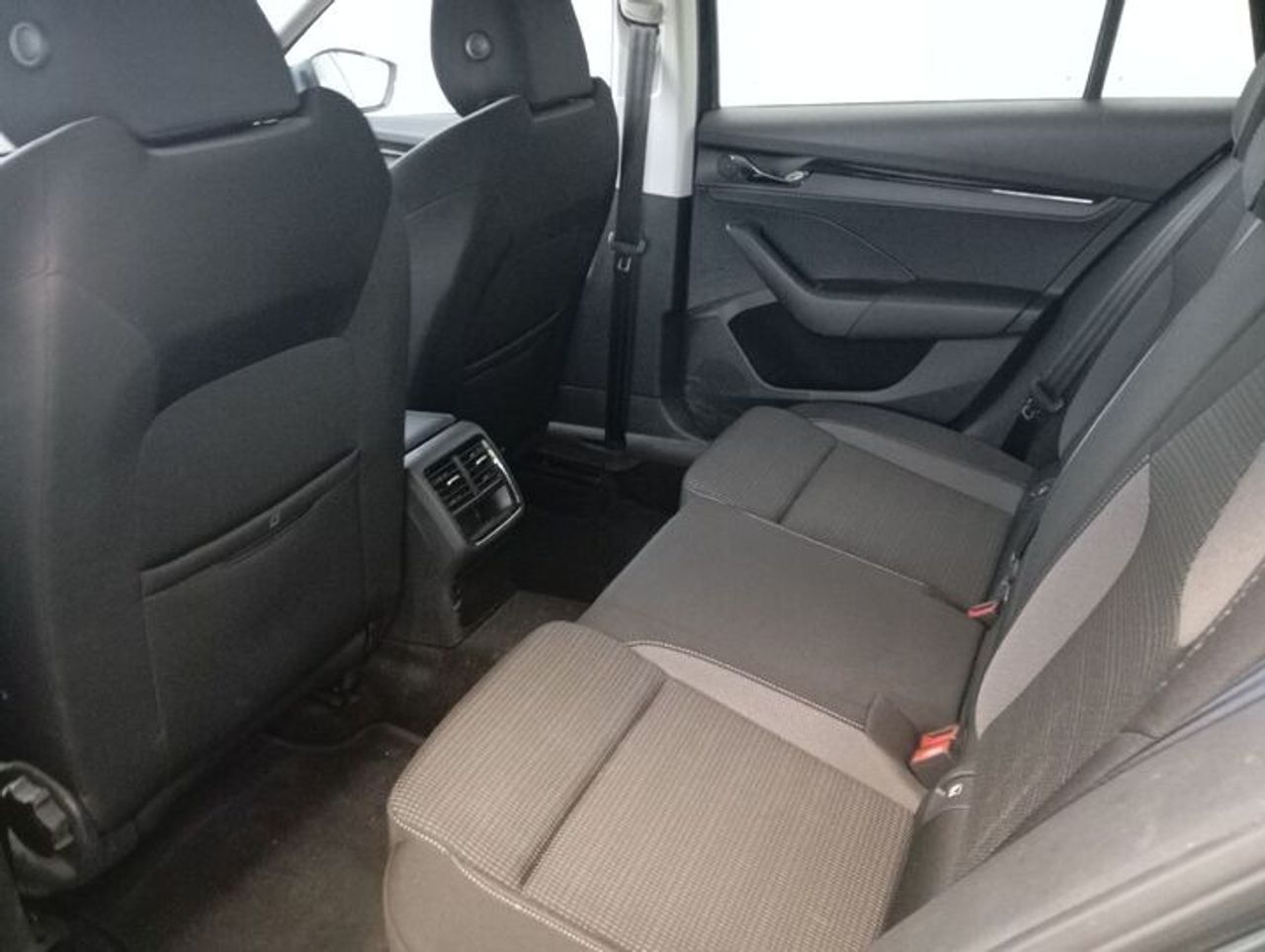 Skoda Octavia COMBI 2.0 TDI 150 CV DSG AMBITION + PACK BUSINESS  - Foto 2