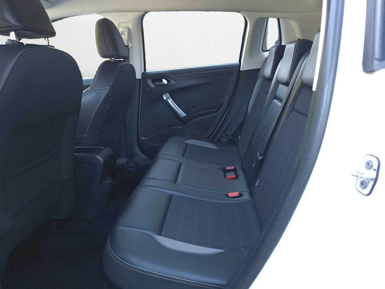 Peugeot 2008 ALLURE BLUE HDI 120 CV EAT6  - Foto 2