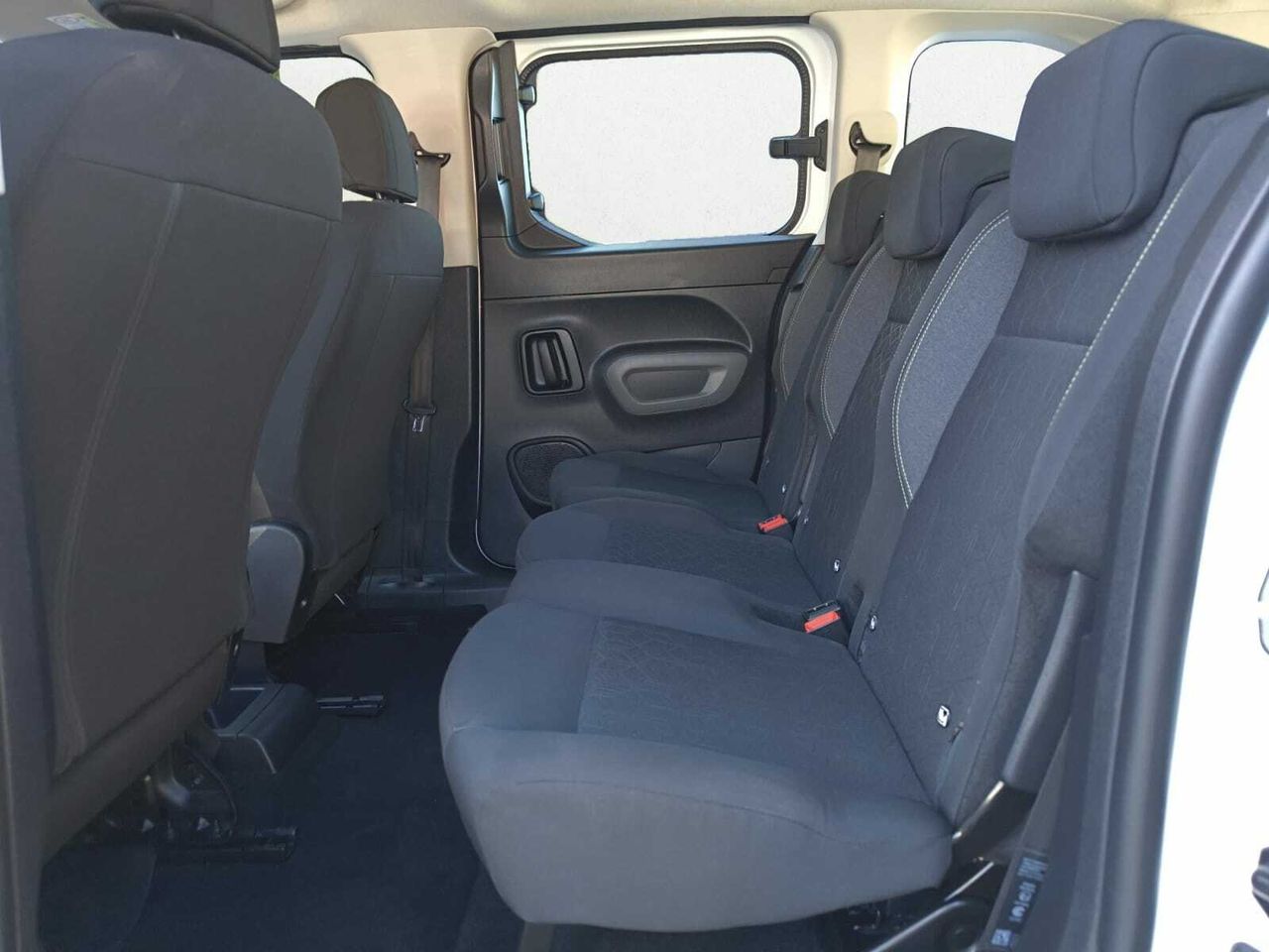 Peugeot Rifter NAV + BLUE HDI 100 CV STANDARD  - Foto 2