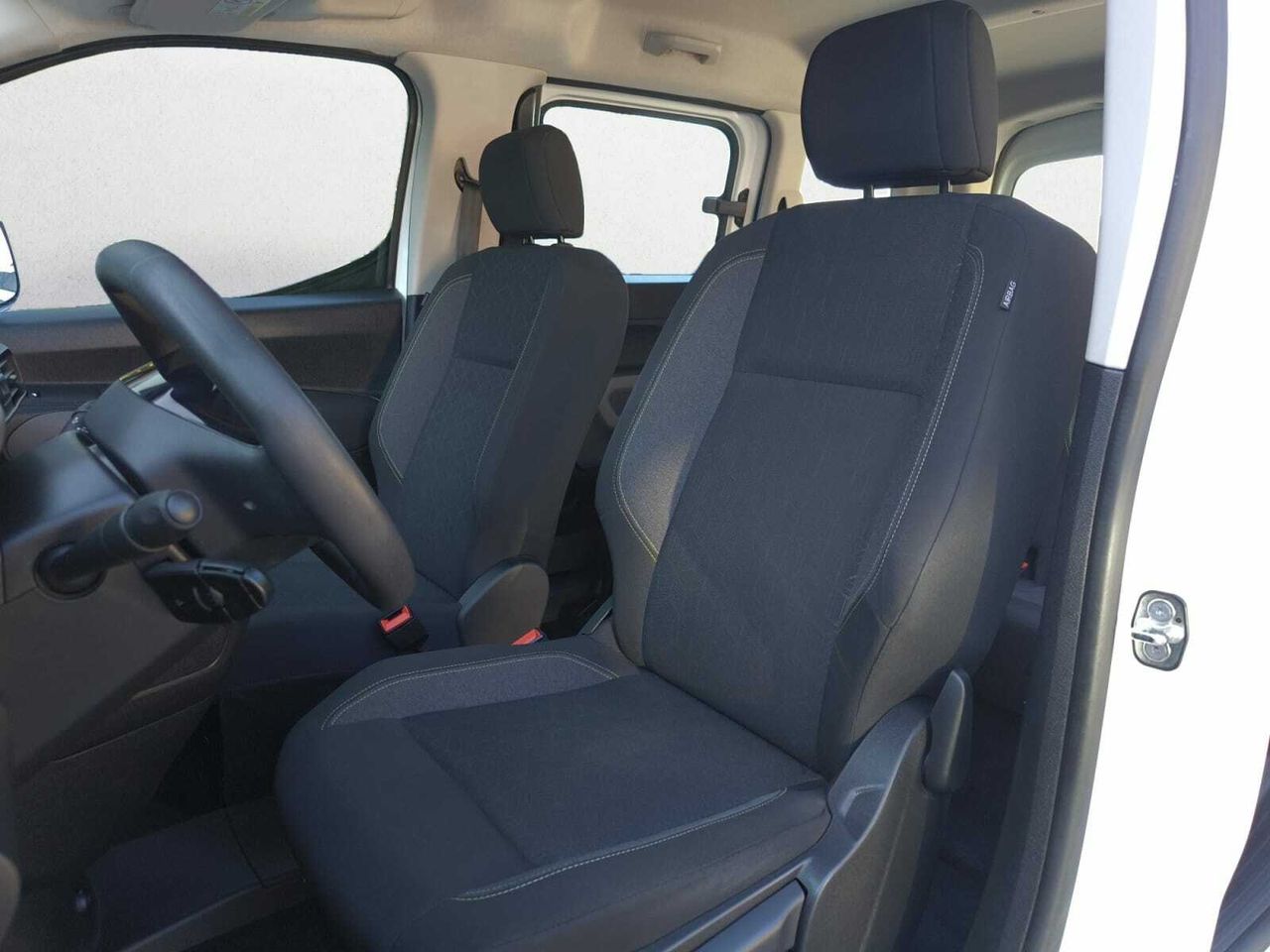 Peugeot Rifter NAV + BLUE HDI 100 CV STANDARD  - Foto 2