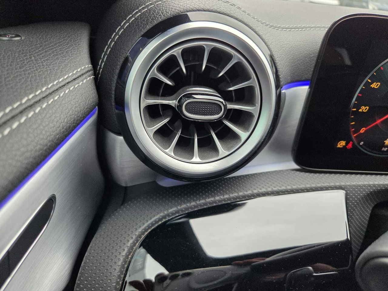 Mercedes CLA 200 D DCT AMG LINE + PAQ. PREMIUM + SMARTPHONE  - Foto 2
