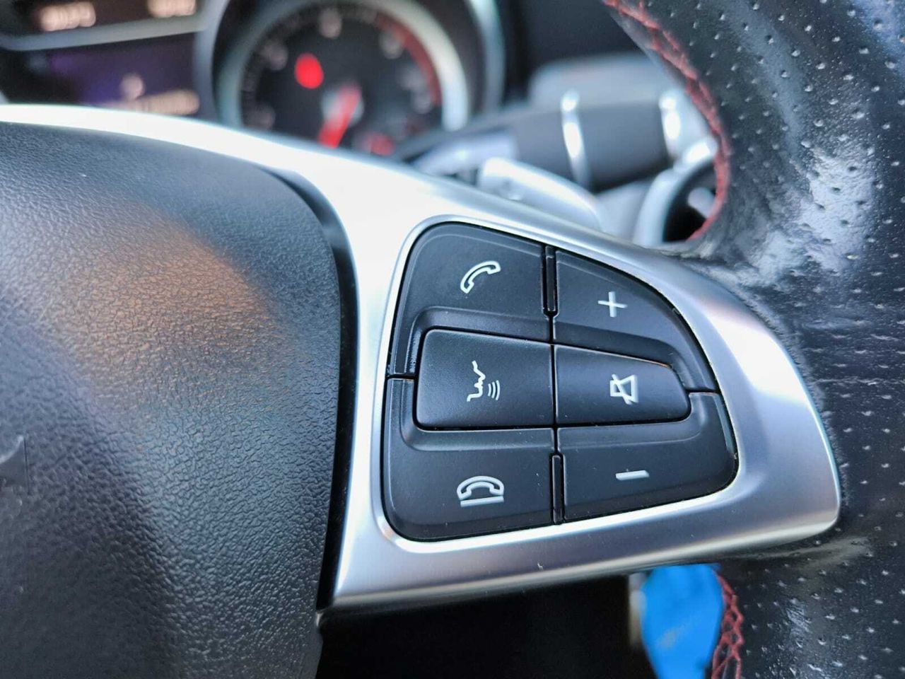 Mercedes GLA 200 D AMG + TECHO PANORAMICO + PAQ VENTAJA  - Foto 2