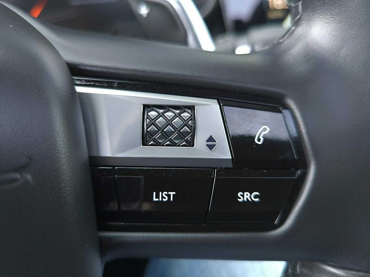 DS DS 7 CROSSBACK E TENSE 300 CV 4X4  LOUVRE  - Foto 2
