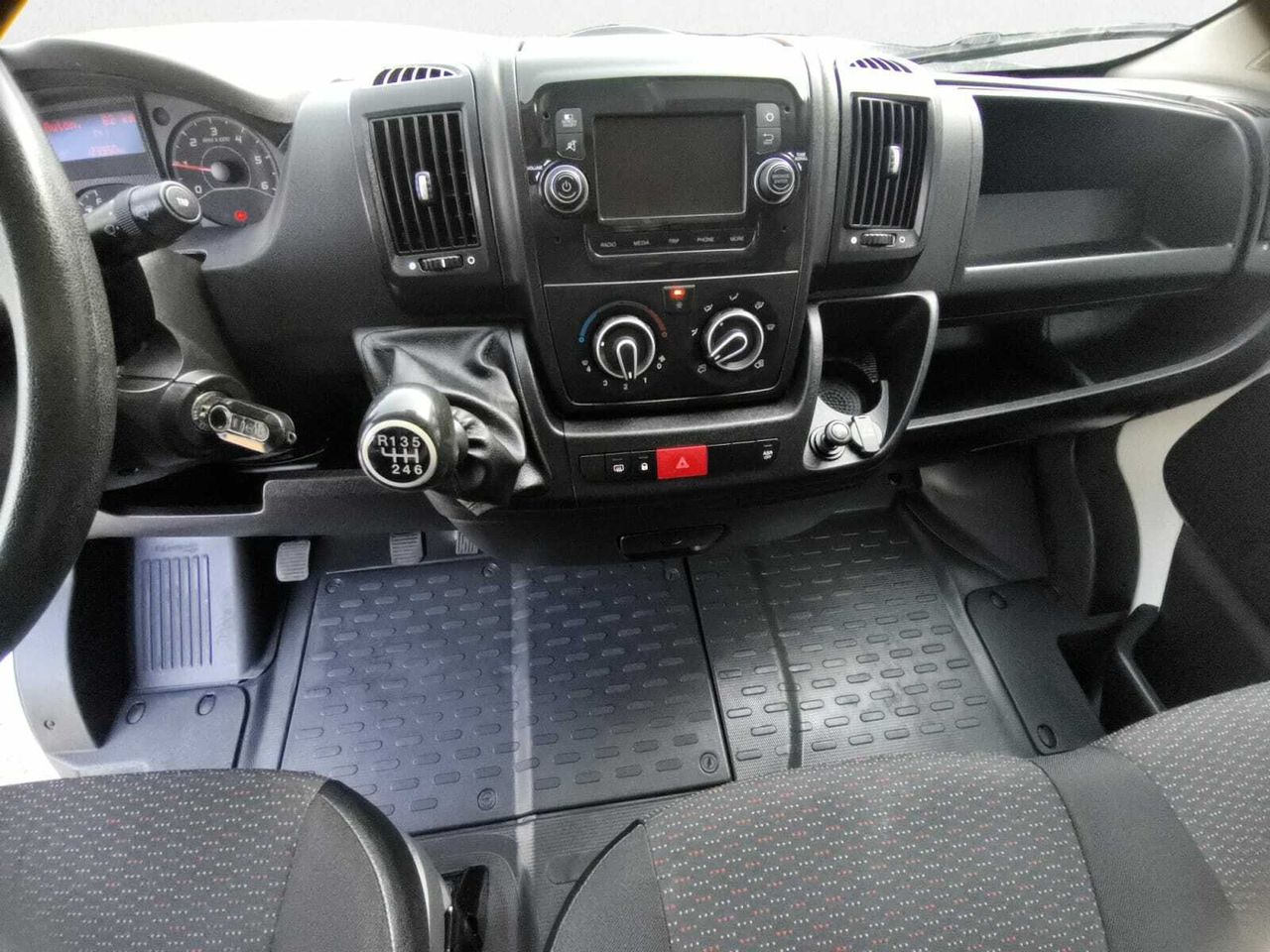 Peugeot Boxer FG PACK 330 L1 H1 BLUE HDI 120 CV  - Foto 2