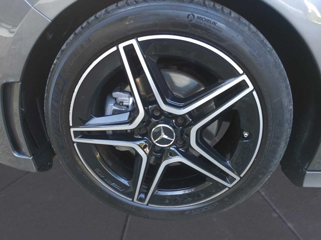 Mercedes Clase A 200 D AMG LINE + PAQUETE PREMIUM+ SMARTPHONE  - Foto 2