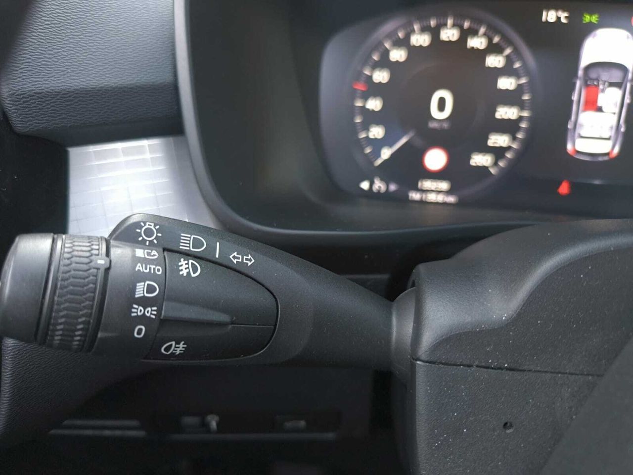 Volvo XC40 2.0 D3 BUSINESS PLUS AUTO+PACK XENIUM+PARK ASSIST  - Foto 2