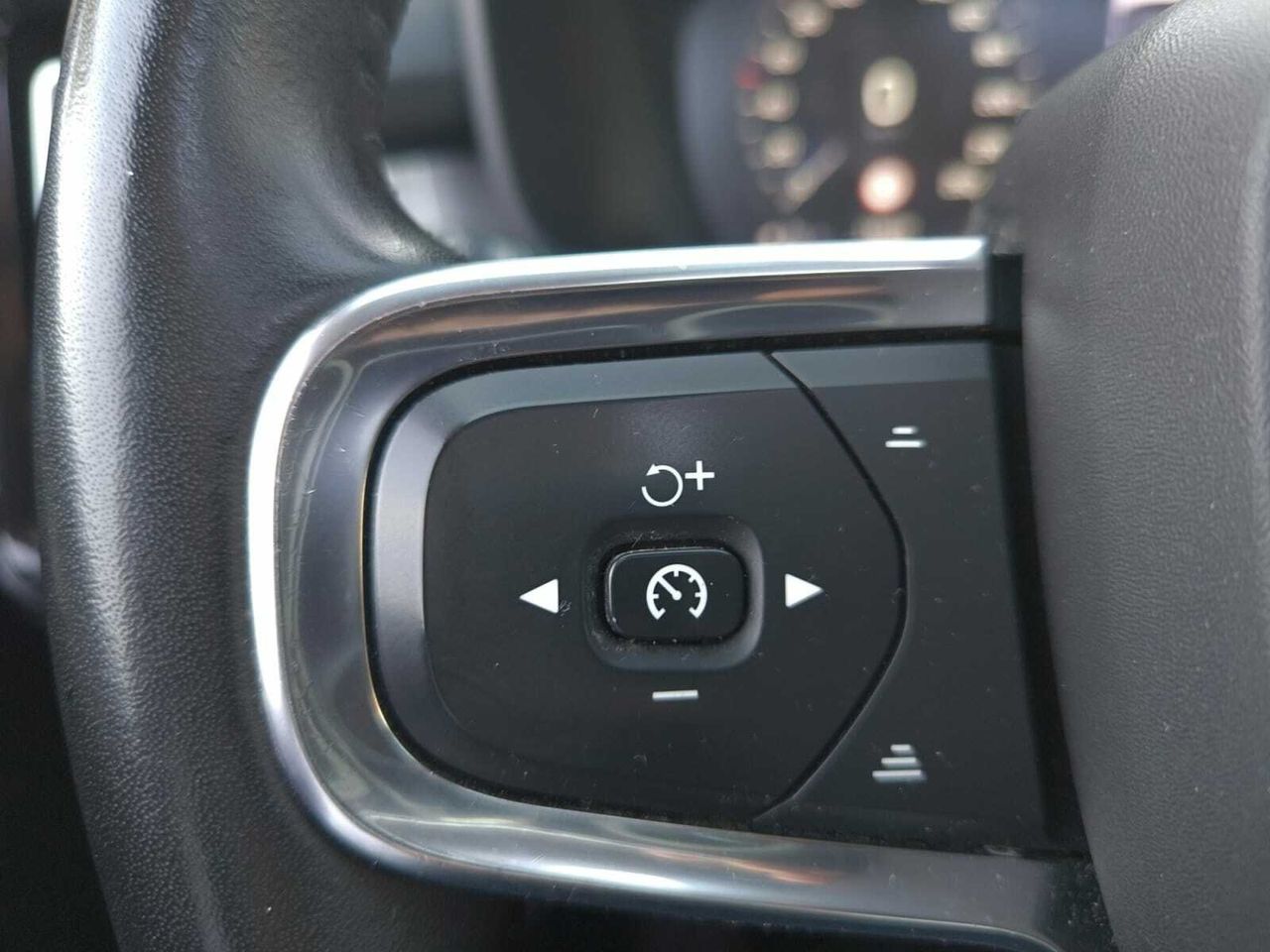 Volvo XC40 2.0 D3 BUSINESS PLUS AUTO+PACK XENIUM+PARK ASSIST  - Foto 2