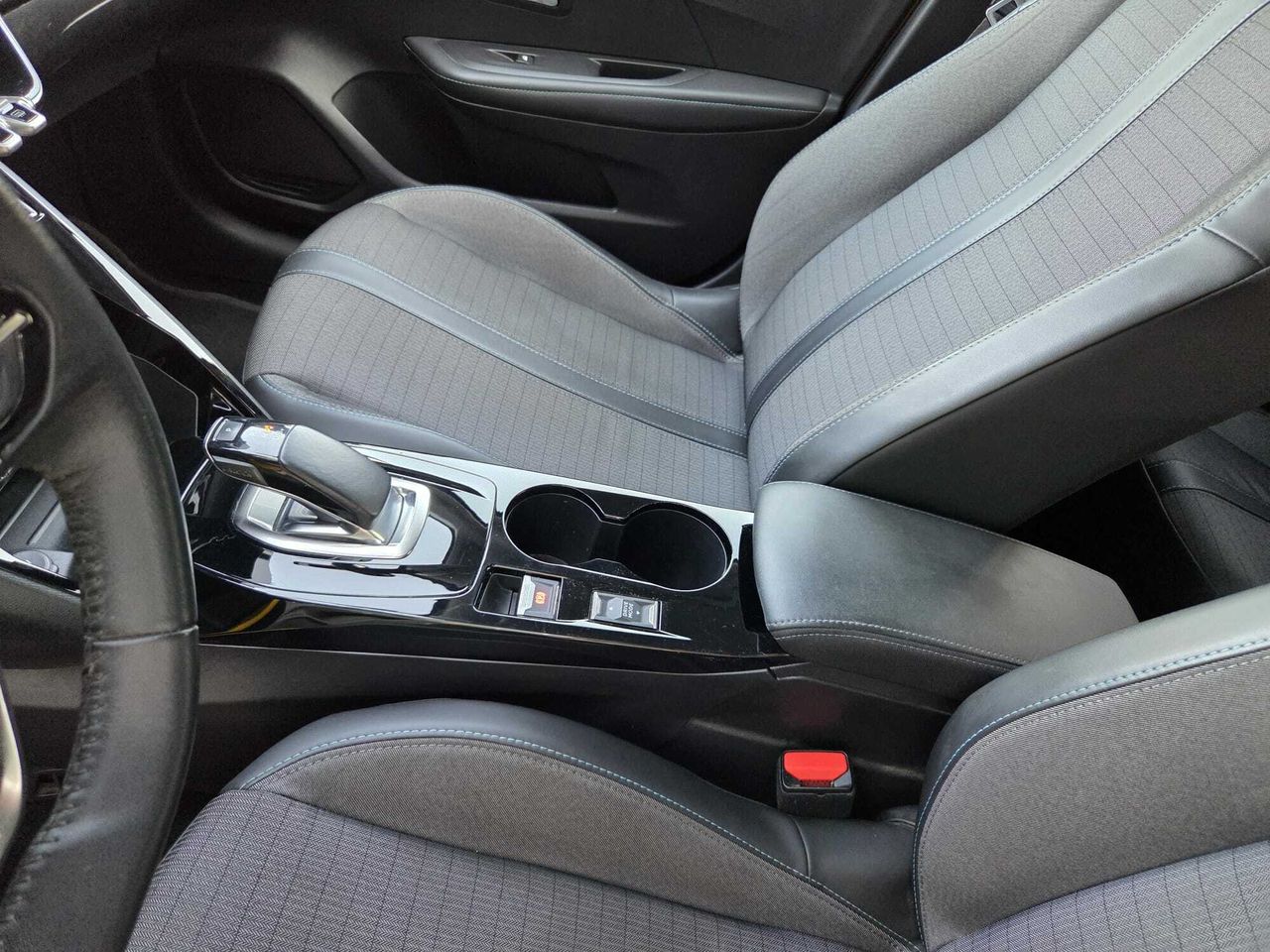 Peugeot e-208 ALLURE ELECTRICO 136 CV  - Foto 2