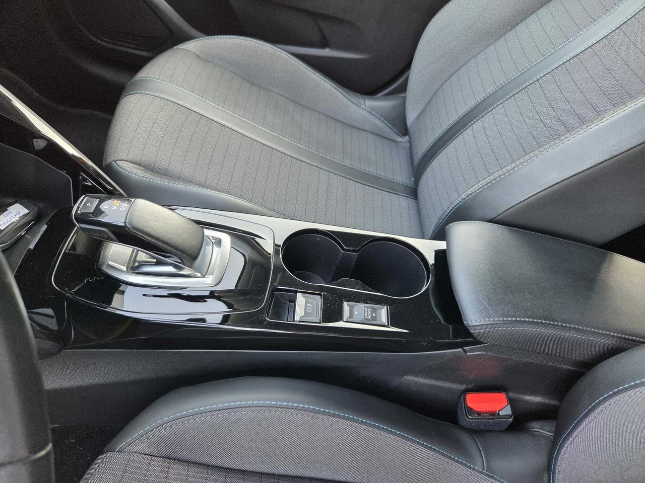 Peugeot e-208 ALLURE ELECTRICO 136 CV  - Foto 2