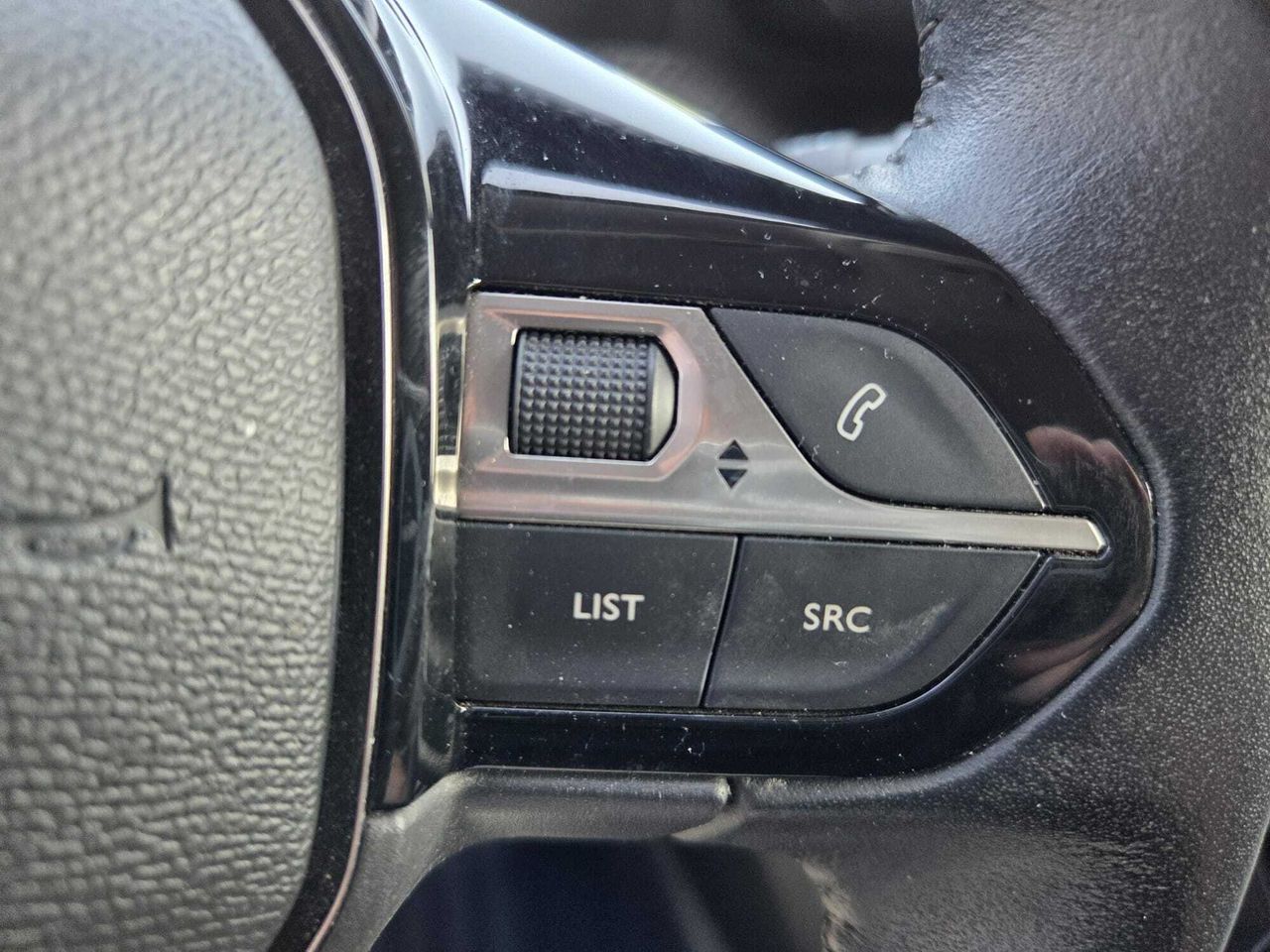 Peugeot e-208 ALLURE ELECTRICO 136 CV  - Foto 2