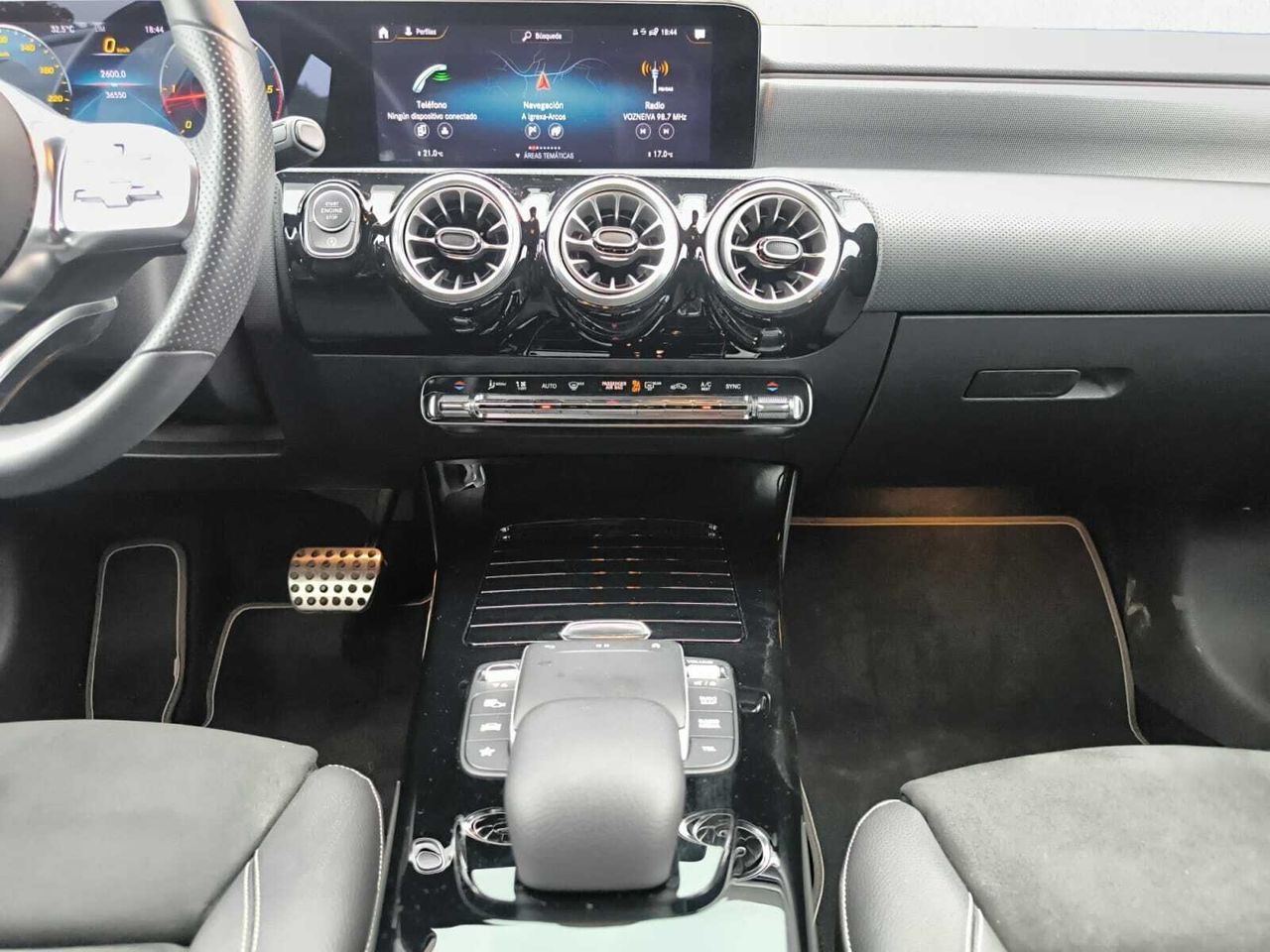 Mercedes Clase A 200 D AMG LINE + PAQUETE PREMIUM+ SMARTPHONE  - Foto 2