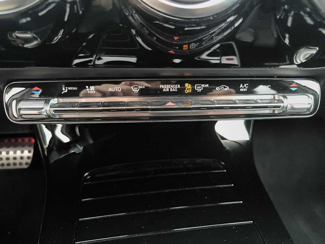 Mercedes Clase A 200 D AMG LINE + PAQUETE PREMIUM+ SMARTPHONE  - Foto 2