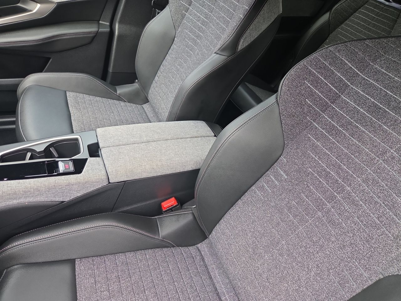 Peugeot 5008 5008 Allure HYBRID 145 eDCS6  - Foto 2