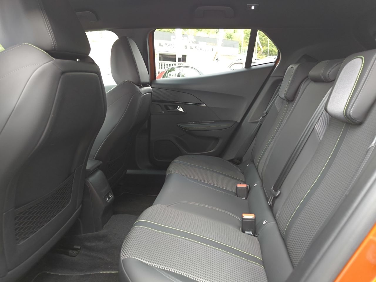 Peugeot e-2008 ALLURE ELECTRICO 136 CV  - Foto 2