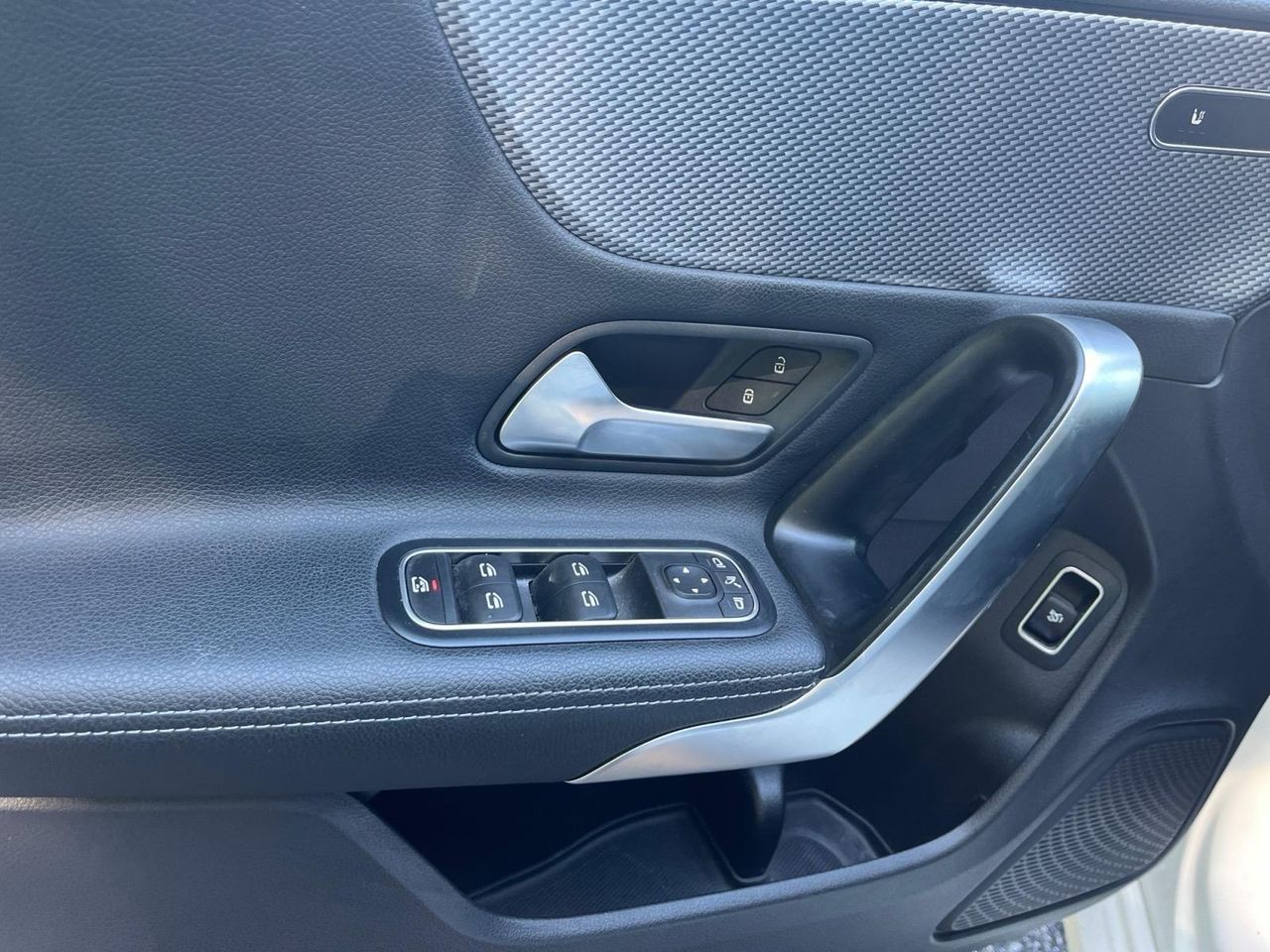 Mercedes Clase CLA 200 D DCT VENTAJ+ASIENTOS DEL CALEFAC + INT TELEFONOS  - Foto 2