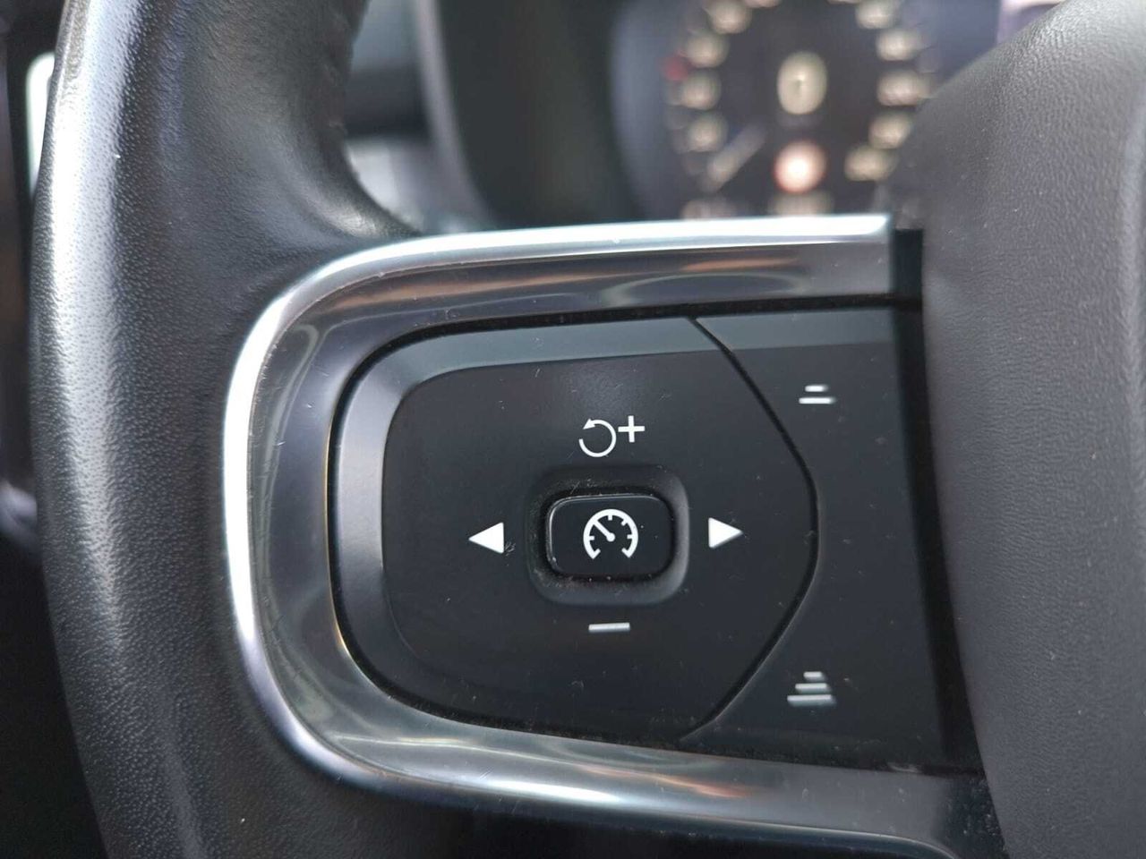 Volvo XC40 2.0 D3 BUSINESS PLUS AUTO+PACK XENIUM+PARK ASSIST  - Foto 2