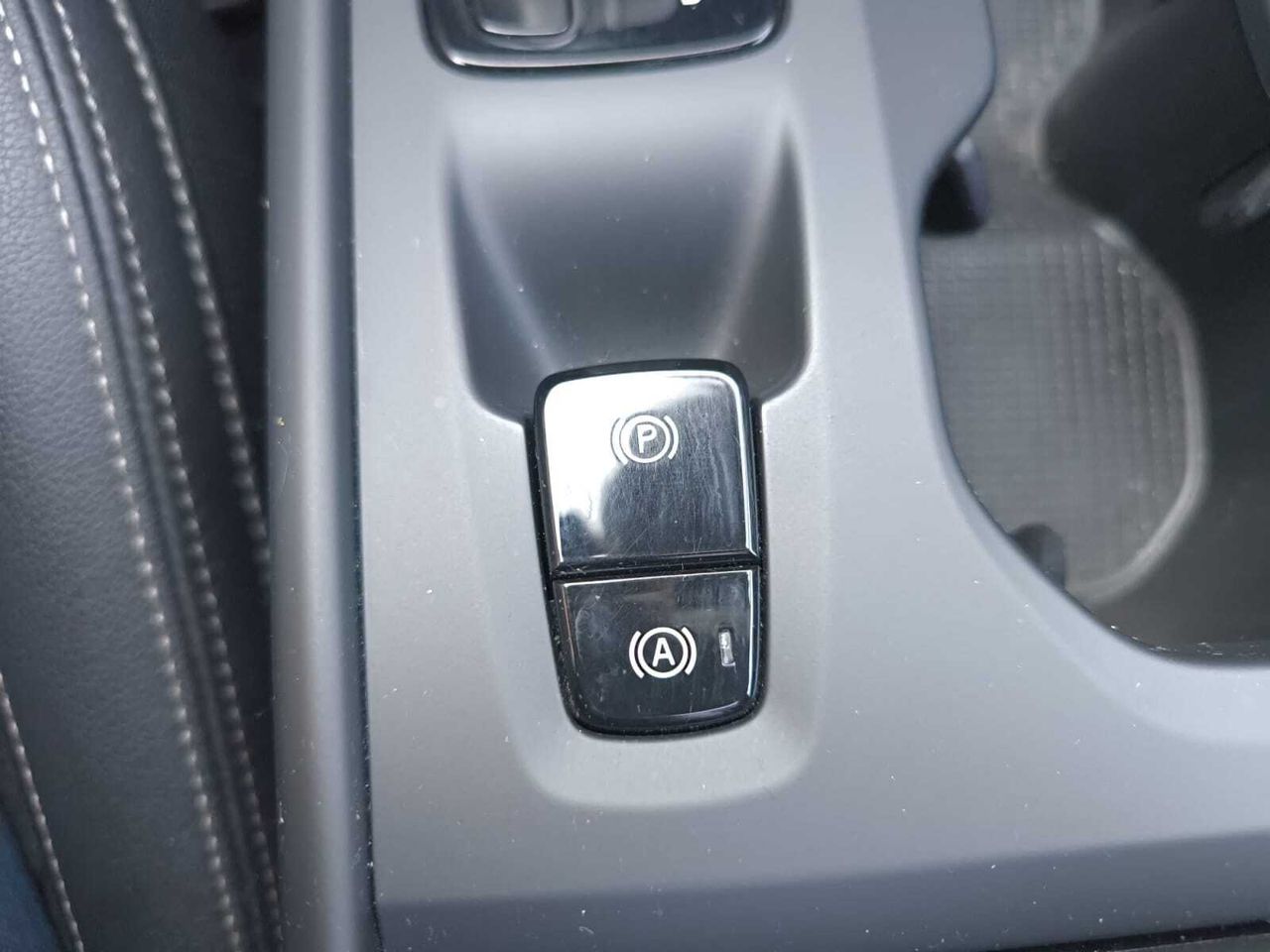 Volvo XC40 2.0 D3 BUSINESS PLUS AUTO+PACK XENIUM+PARK ASSIST  - Foto 2