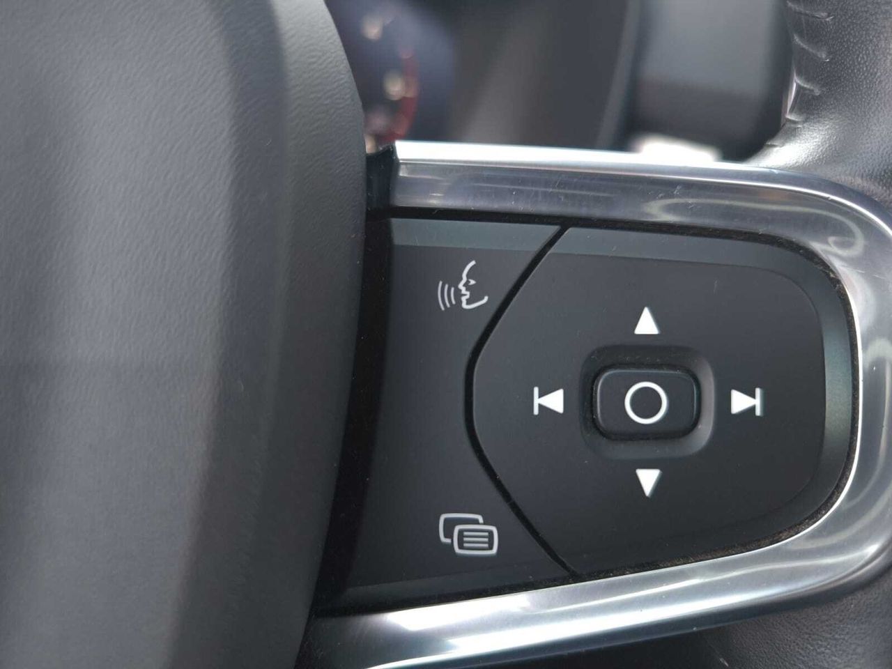 Volvo XC40 2.0 D3 BUSINESS PLUS AUTO+PACK XENIUM+PARK ASSIST  - Foto 2