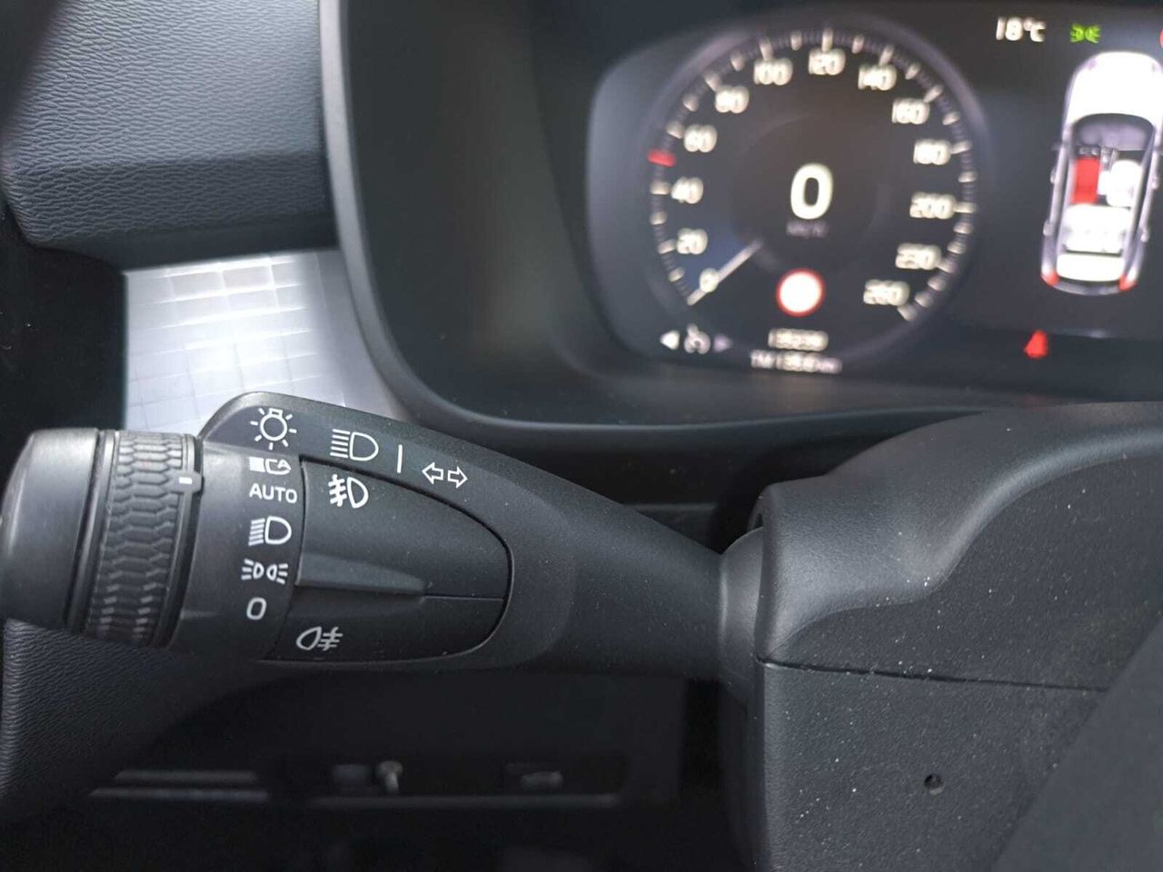 Volvo XC40 2.0 D3 BUSINESS PLUS AUTO+PACK XENIUM+PARK ASSIST  - Foto 2