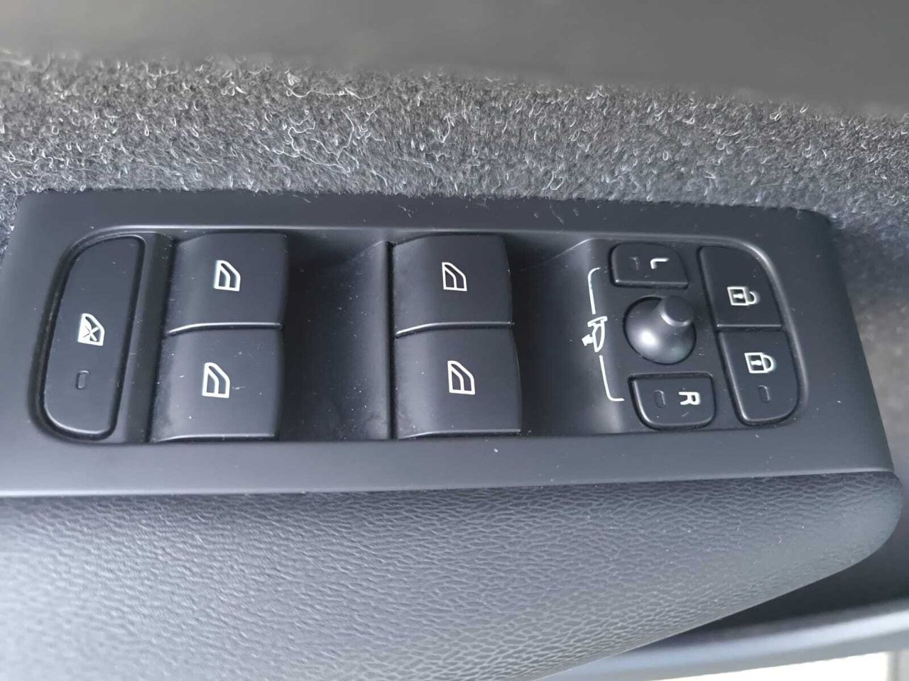 Volvo XC40 2.0 D3 BUSINESS PLUS AUTO+PACK XENIUM+PARK ASSIST  - Foto 2