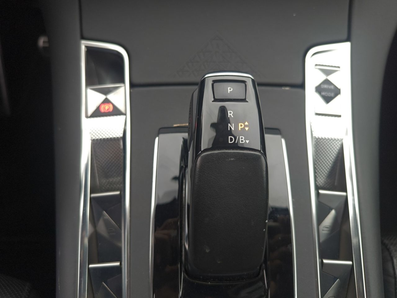 DS DS 7 Crossback CROSSBACK E TENSE 300 4X4 LOUVRE  - Foto 2