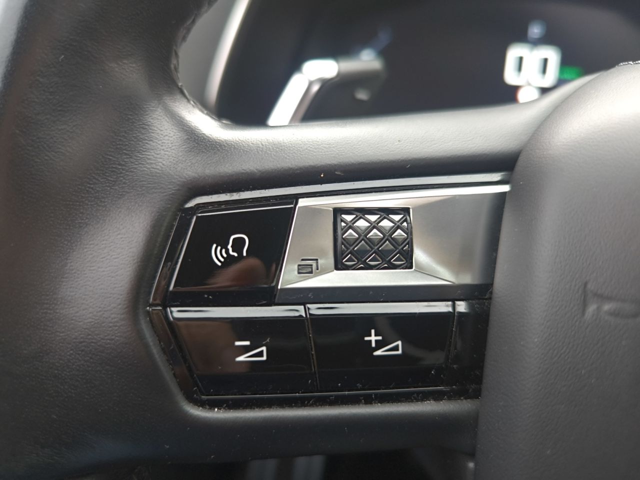 DS DS 7 Crossback CROSSBACK E TENSE 300 4X4 LOUVRE  - Foto 2