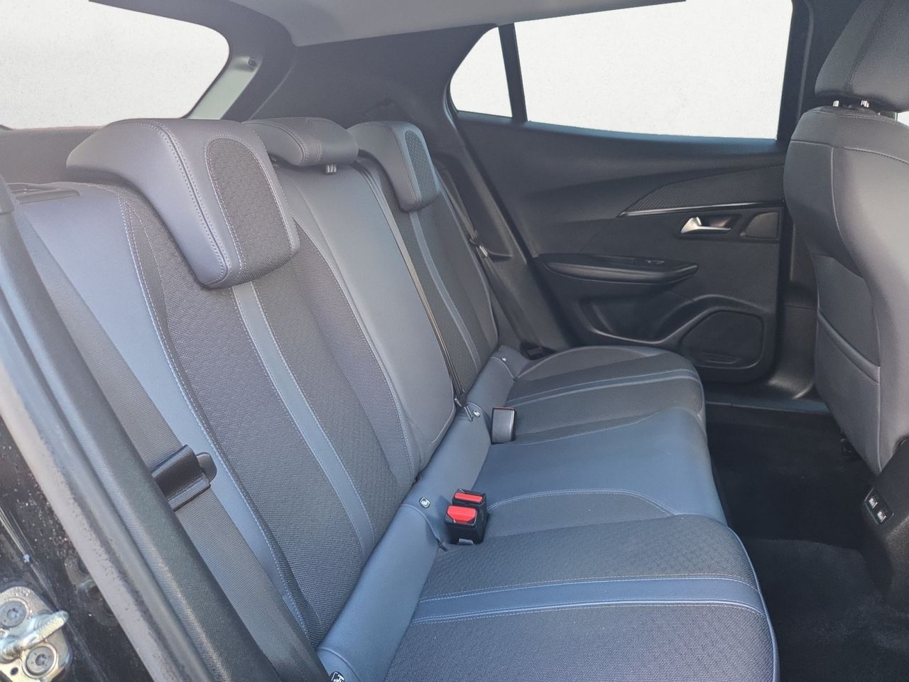 Peugeot e-2008 ALLURE ELECTRICO 136 CV - Foto 2