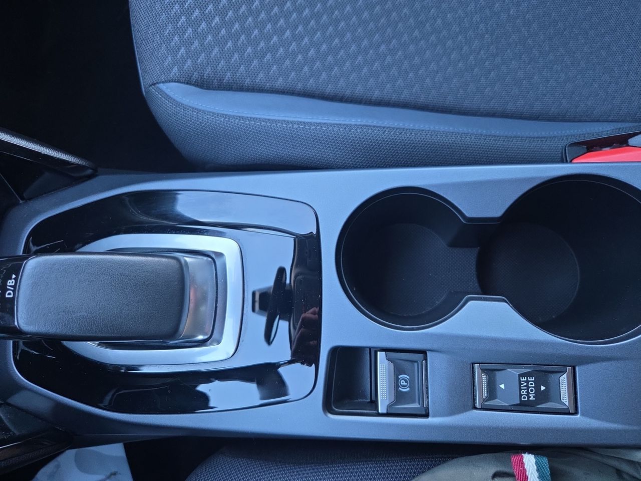 Peugeot e-2008 ALLURE ELECTRICO 136 CV - Foto 2