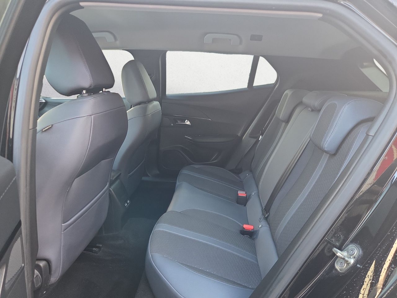 Peugeot e-2008 ALLURE ELECTRICO 136 CV - Foto 2