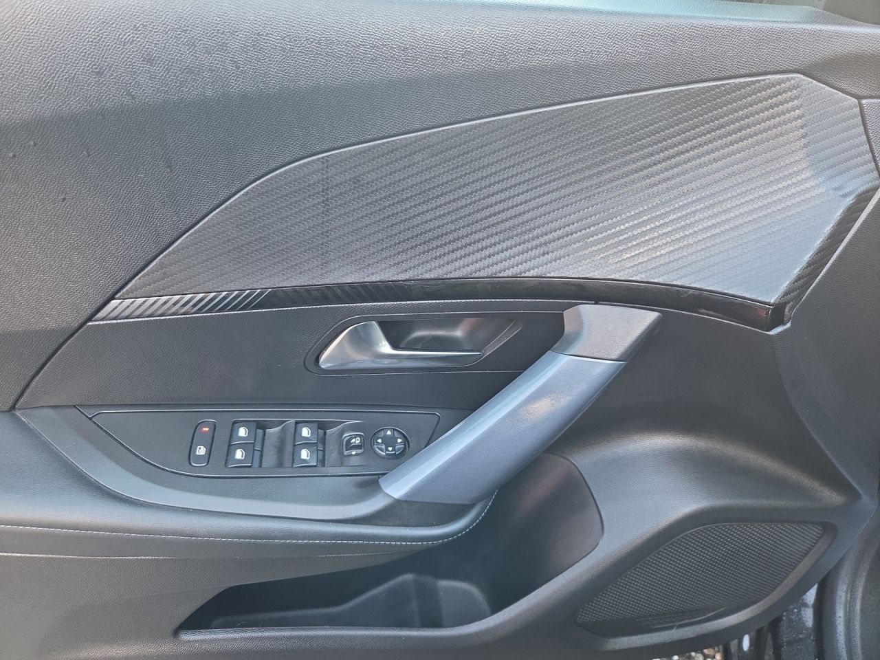 Peugeot e-2008 ALLURE ELECTRICO 136 CV - Foto 2