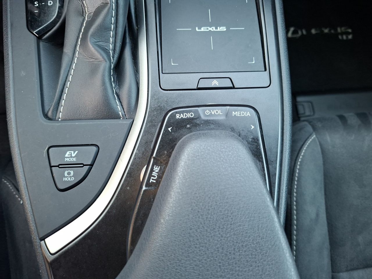 Lexus UX 2.0 250 H BUSINESS  - Foto 2