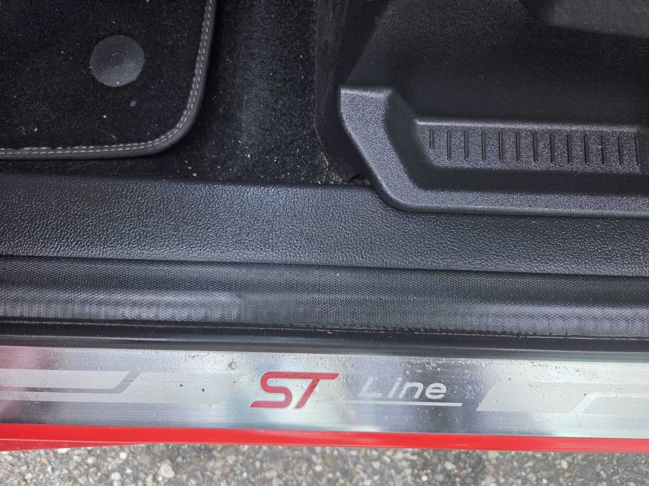 Ford Kuga 1.5 TDCI 120 CV ST LINE  - Foto 2