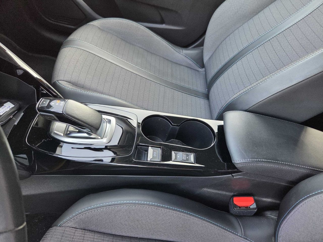 Peugeot e-208 ALLURE ELECTRICO 136 CV  - Foto 2