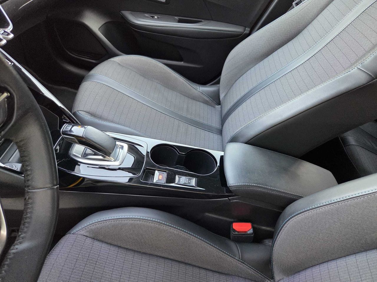 Peugeot e-208 ALLURE ELECTRICO 136 CV  - Foto 2