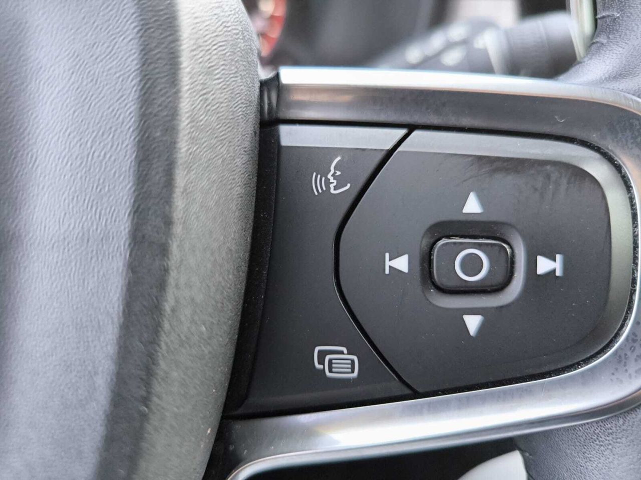 Volvo XC40 1.5 T3 MOMENTUM AUT  - Foto 2