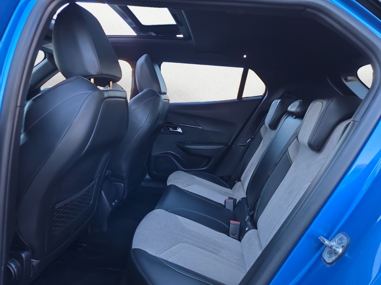 Peugeot e-2008 GT  ELECTRICO 136 CV  - Foto 2