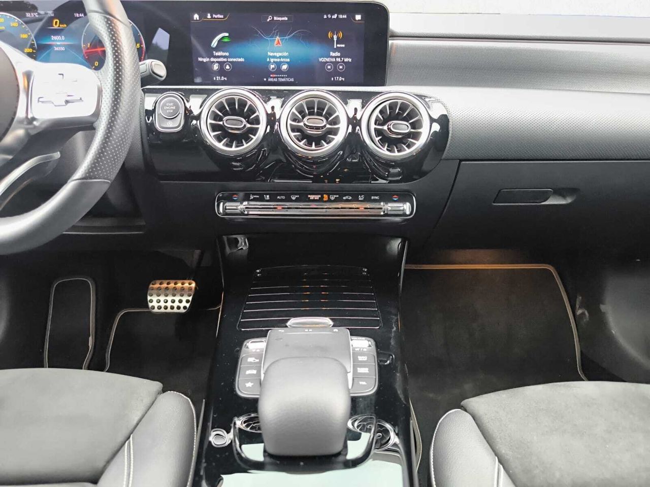 Mercedes Clase A 200 D AMG LINE + PAQUETE PREMIUM+ SMARTPHONE  - Foto 2