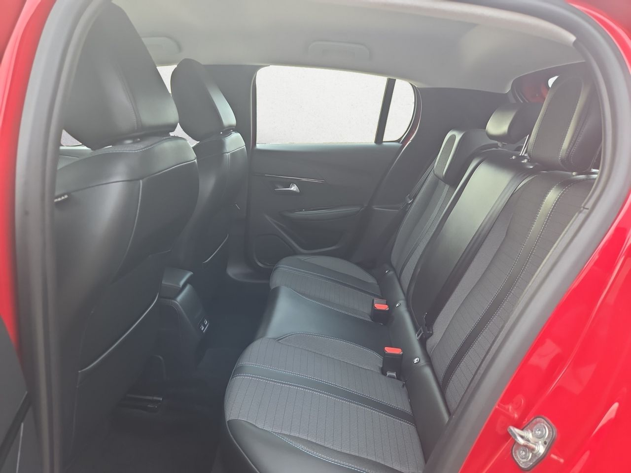 Peugeot e-208 ALLURE  - Foto 2