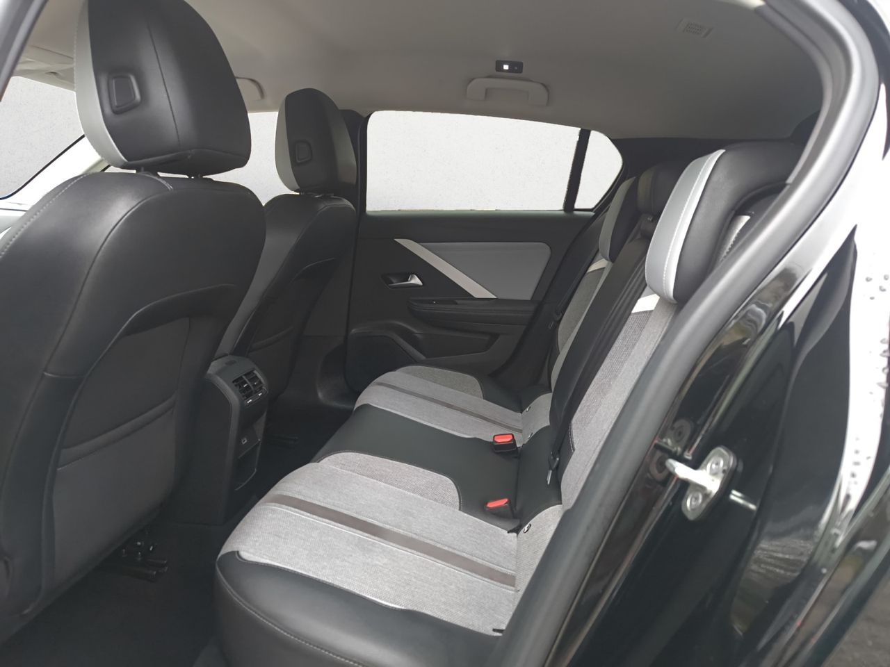 Opel Astra ELEGANCE 1.2 T XHT MT6  - Foto 2