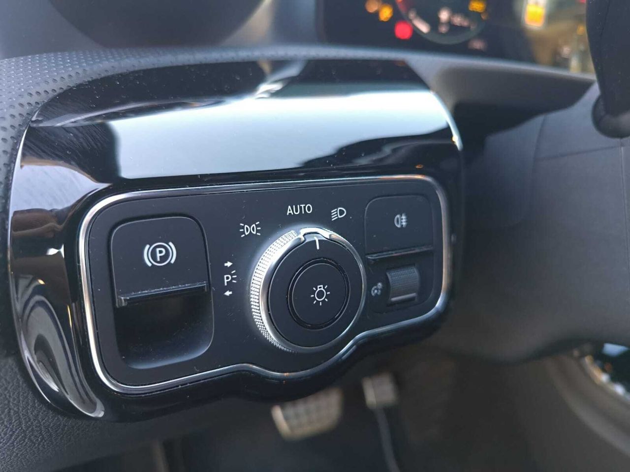 Mercedes Clase A 200 D AMG LINE + PAQUETE PREMIUM+ SMARTPHONE  - Foto 2