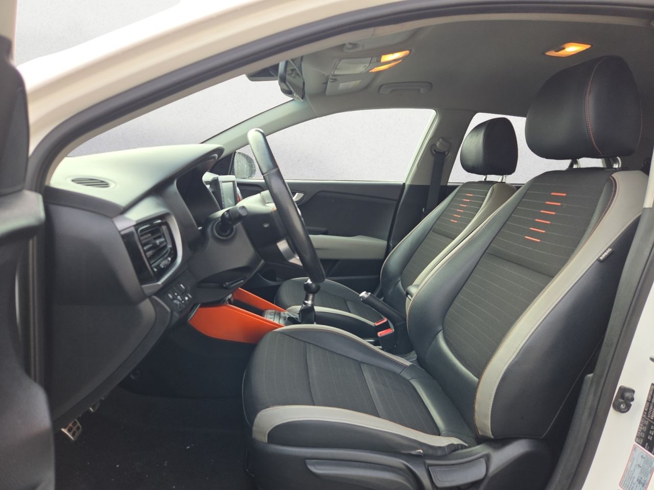 Kia Stonic 1.2 CVVT TECH 84 CV  - Foto 2