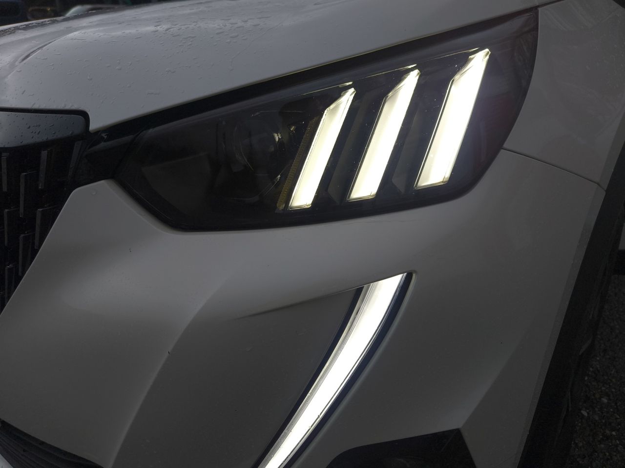 Peugeot 2008 GT LINE BLUE HDI 130 CV EAT8 - Foto 2