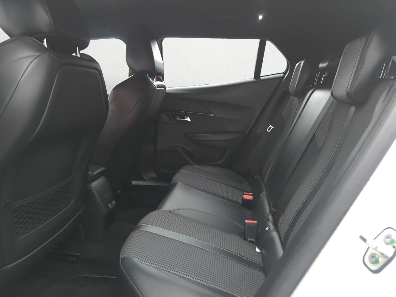 Peugeot 2008 GT LINE BLUE HDI 130 CV EAT8 - Foto 2