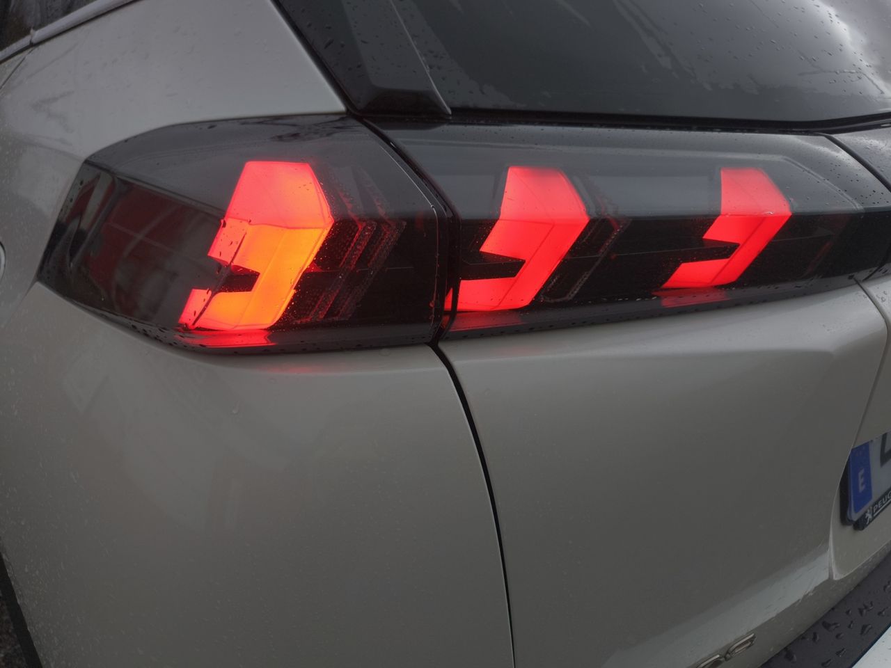 Peugeot 2008 GT LINE BLUE HDI 130 CV EAT8 - Foto 2