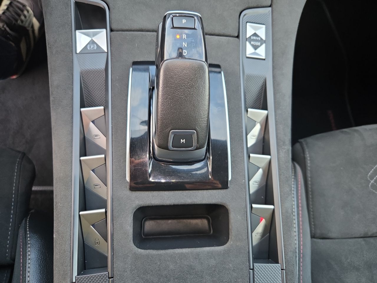 DS DS 7 Crossback BLUE HDI 180 CV AUT PERFORMANCE - Foto 2