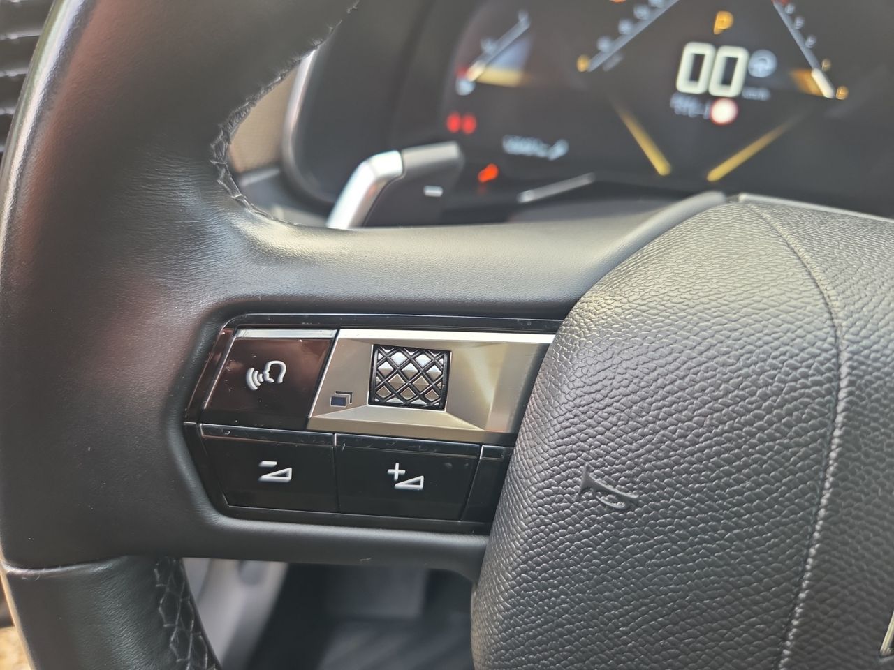 DS DS 7 Crossback BLUE HDI 130 CV AUT SO CHIC - Foto 2