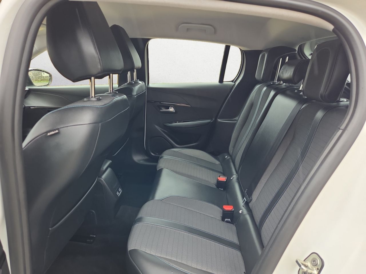 Peugeot 208 ALLURE BLUE HDI 100 CV - Foto 2