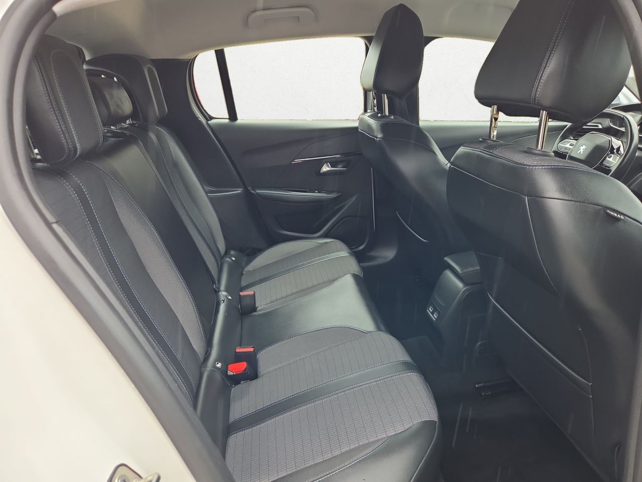 Peugeot 208 ALLURE BLUE HDI 100 CV - Foto 2